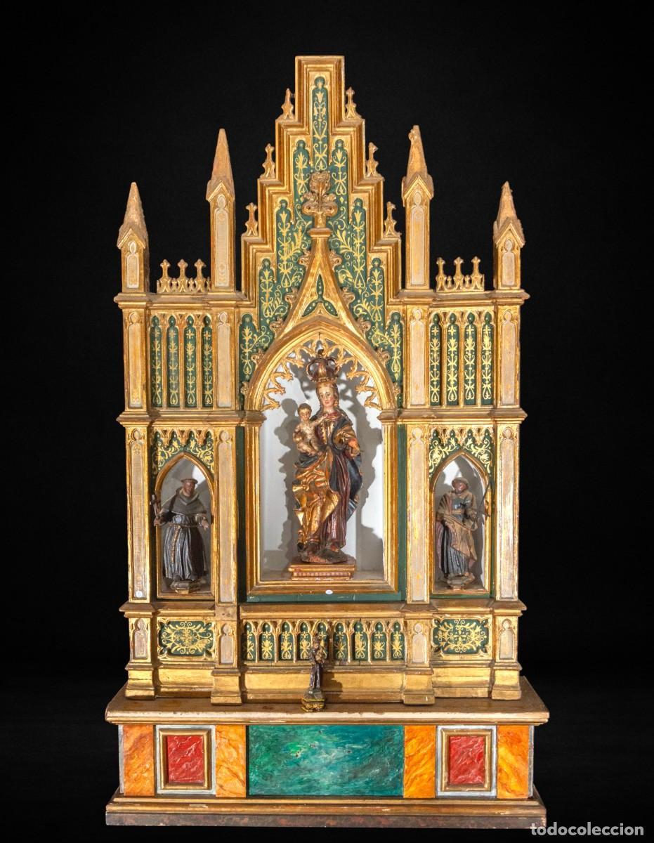 Arte: Retablo neog&oacute;tico con Virgen de batalla siglos XVI-XVII y tallas antiguas