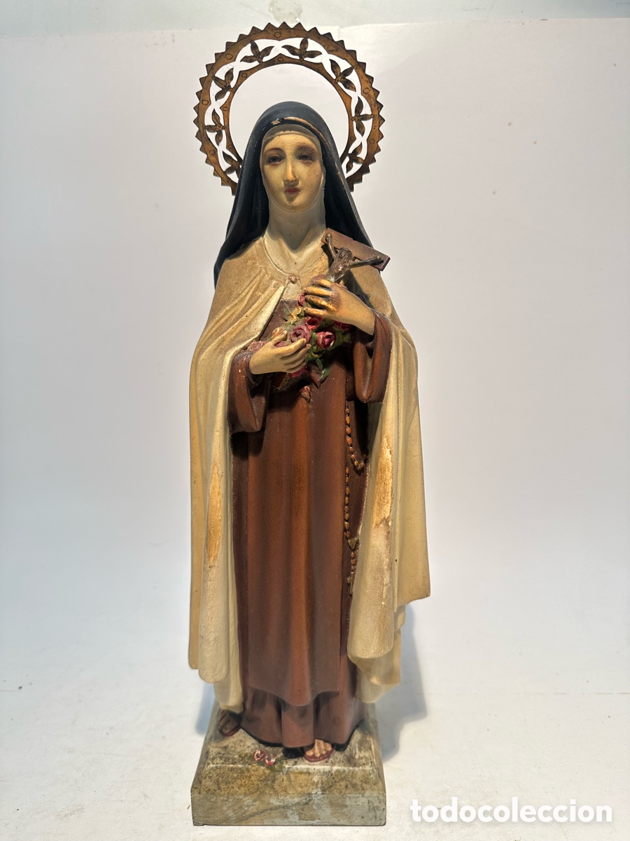 Arte: ANTIGUA SANTA TERESA DE LISIEUX DE ESTUCO Y OJOS DE CRISTAL. SELLO EL RENACIMIENTO OLOT. 35CM.