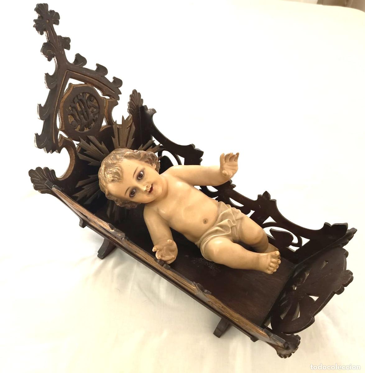 Arte: Antiguo Ni&ntilde;o Jes&uacute;s de Olot de 26.5 cm. con resplandor y cuna de madera grabada estilo neog&oacute;tico