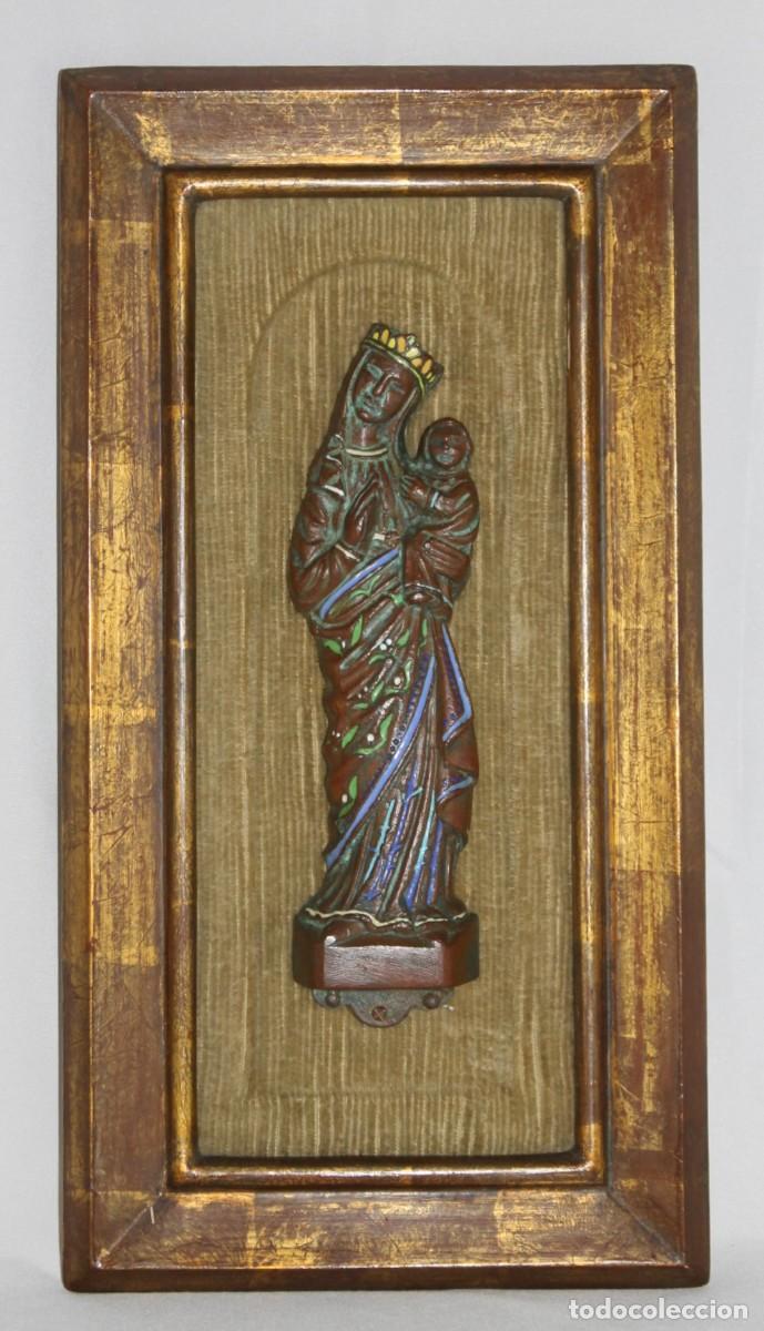 Arte: Virgen con el Ni&ntilde;o en cobre esmaltado con marco de madera droada. Siglo XX
