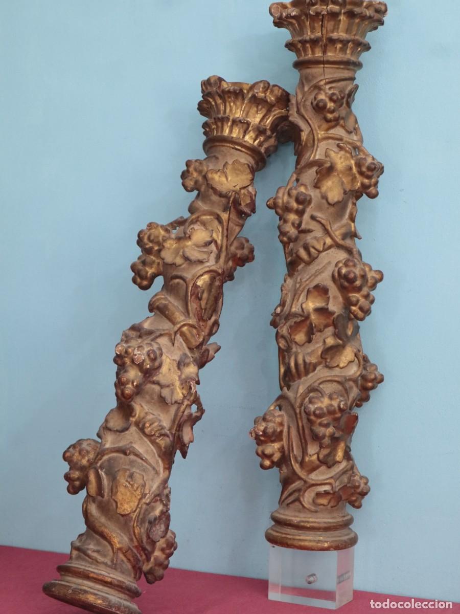 Arte: Dos columnas de madera tallada y dorada con motivos religiosos. S. XVII-XVIII. Miden 73 cm de alt.
