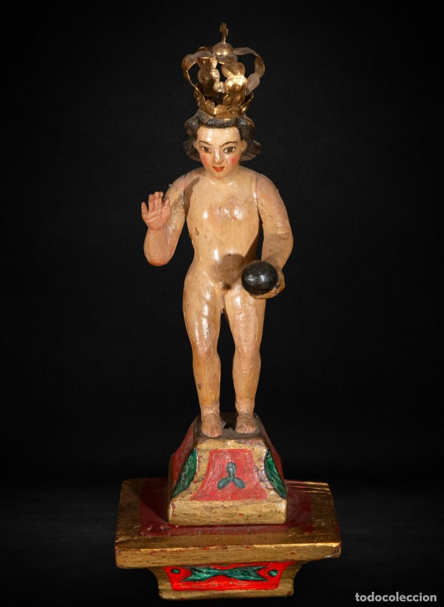 Arte: Ni&ntilde;o Jes&uacute;s Salvador del Mundo en madera policromada, siglo XVII, 37 cm