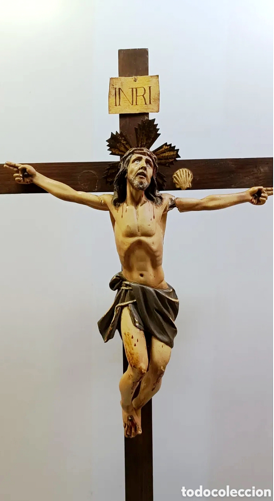 Arte: Antiguo Cristo crucificado en cruz de madera. Escultura religiosa. Arte sacro con halo y concha.