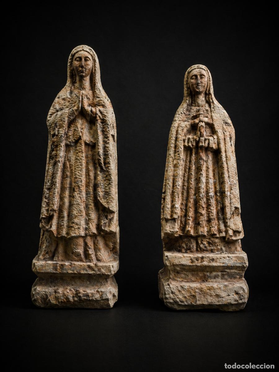 Arte: Pareja de esculturas religiosas en granito, estilo g&oacute;tico, 57 y 52 cm. S XIX