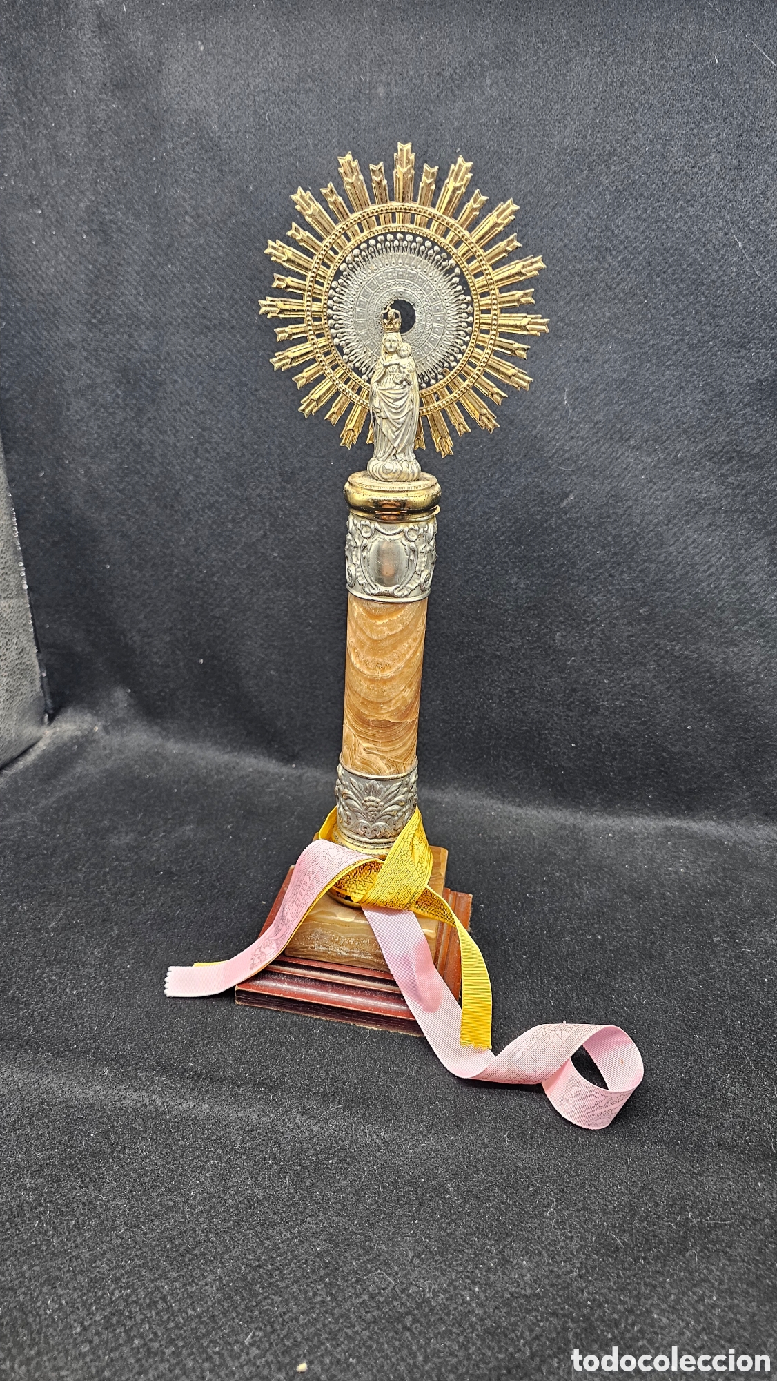 Arte: Virgen del Pilar montada sobre una columna de m&aacute;rmol.