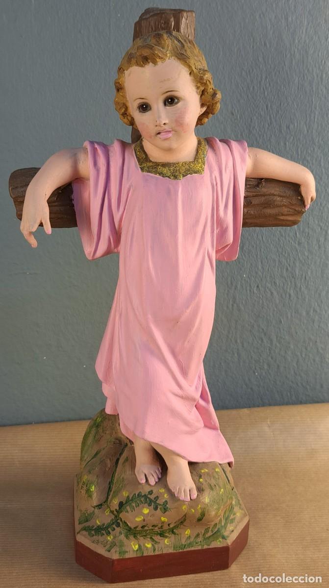 Arte: Ni&ntilde;o Jes&uacute;s en la cruz, Figura de Olot, 32 cm ojos de cristal