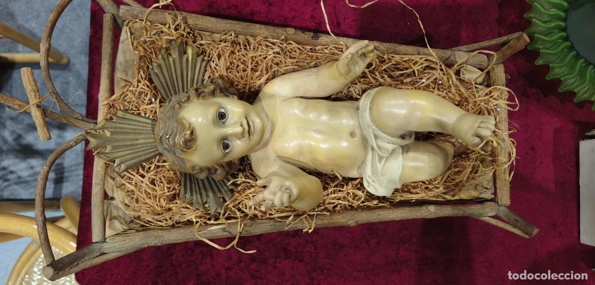 Arte: Ni&ntilde;o Jes&uacute;s de Olot en su cuna, ojos de cristal