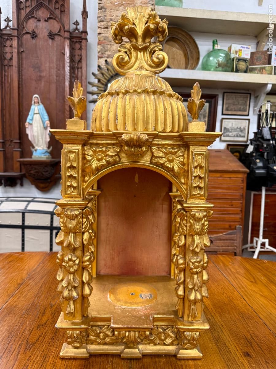Arte: ANTIGUA CAPILLA TALLA DE MADERA Y ORO FINO - MEDIDA TOTAL 78X32X24 E INTERIOR 35X20X20 CM- RELIGIOSO