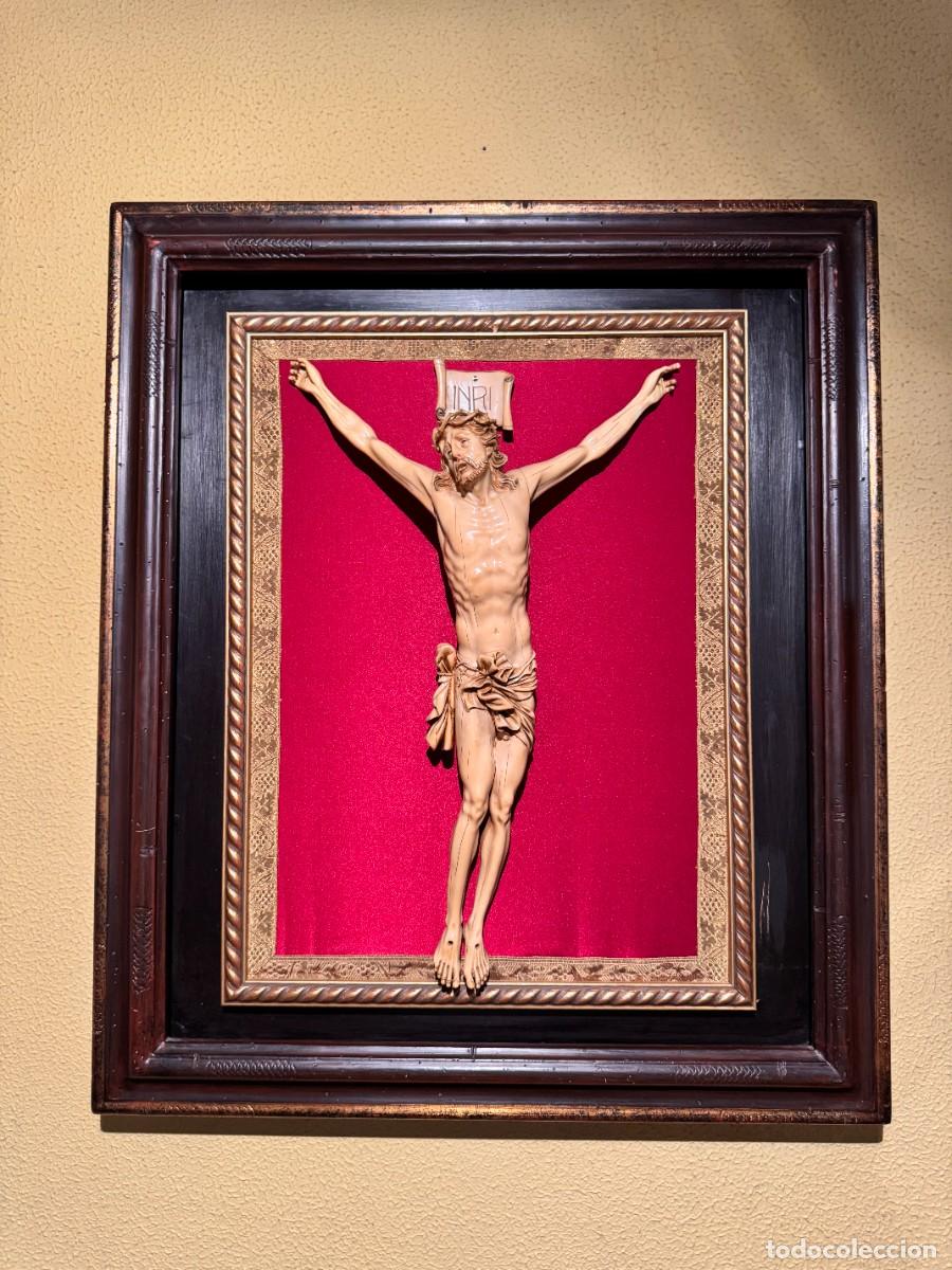 Arte: Cristo crucificado en composici&oacute;n policromada, ca. 1900, marco de 65 cm