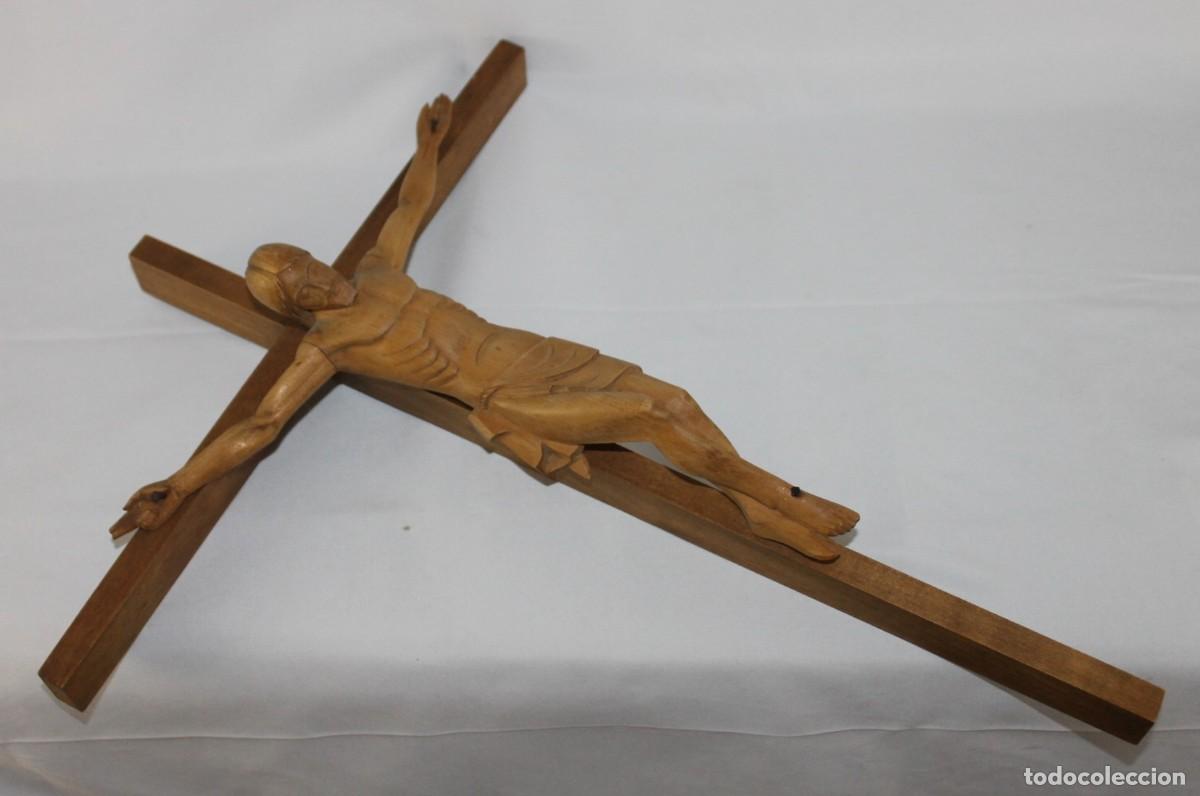 Arte: Crucifijo con Cristo en madera tallada. Posiblemente boj. Siglo XX
