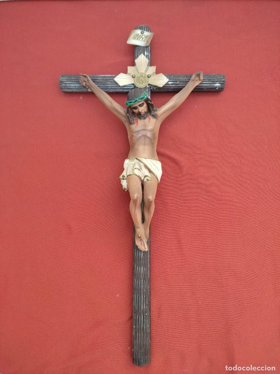 Arte: antiguo Cristo crucificado estuco o escayola policromada - cruz madera - Olot - a&ntilde;os 50 - IHS