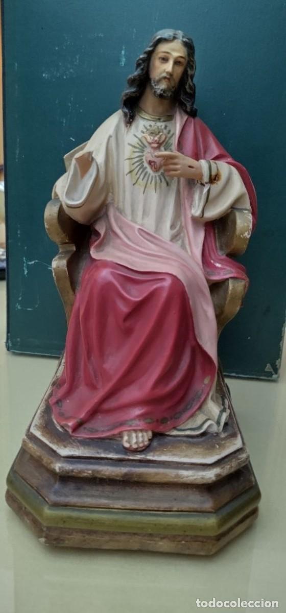 Arte: Sagrado Coraz&oacute;n de Jes&uacute;s entronizado, escuela de Olot, pasta policromada