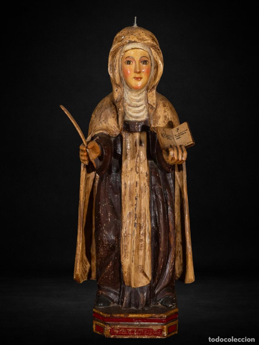 Arte: Santa Teresa de Jes&uacute;s, talla en madera policromada, siglo XX, 72 cm