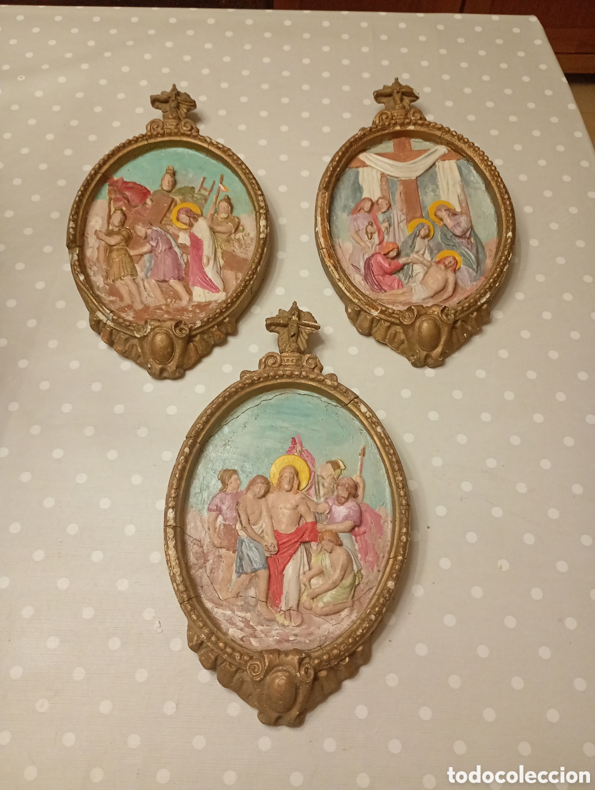 Arte: Tres estaciones del V&iacute;a Crucis. Estuco policromado. Alama met&aacute;lica. &iquest;S.XIX-XX? &iquest;Olot?