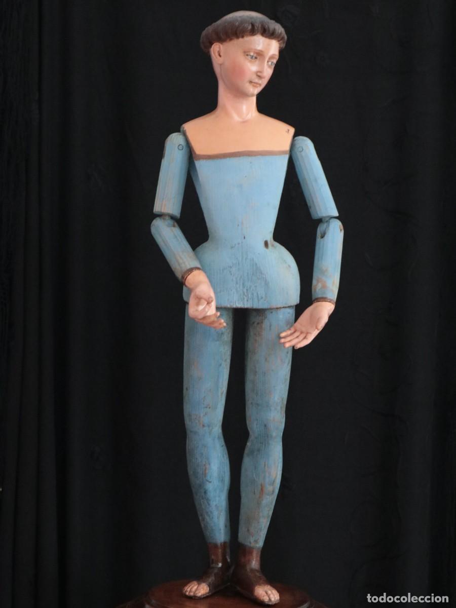 Arte: San Antonio. Imagen articulada cap i pota o de vestir en madera tallada. Siglo XVIII. Mide 57 cm.