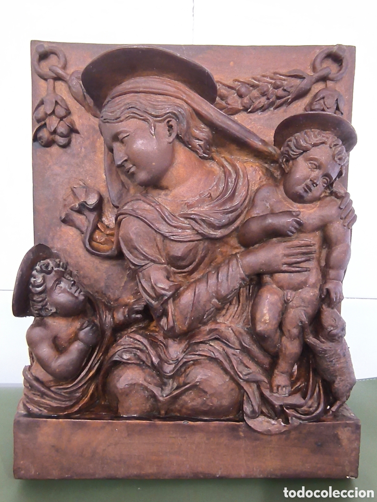 Arte: Antiguo retablo religioso de madera tallada