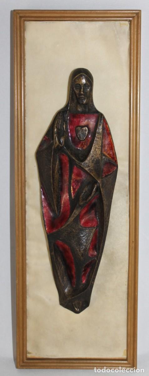 Arte: Icono religioso del Sagrado Coraz&oacute;n en bronce esmaltado al fuego. A&ntilde;os 40