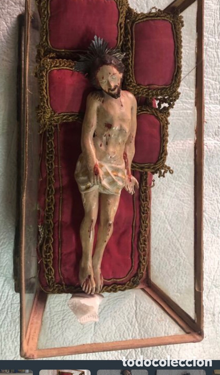 Arte: Cristo de &eacute;poca de madera policromada m&aacute;s cojines de &eacute;poca