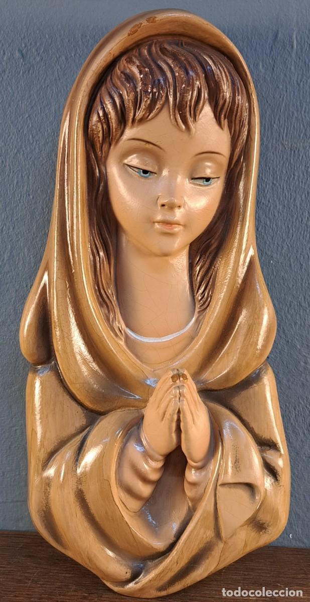 Arte: Virgen orante, Vintage, Bajo relieve en escayola policromada