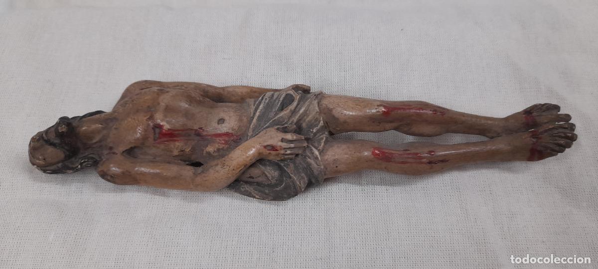 Arte: PRECIOSO CRISTO YACENTE . REALIZADO EN MADERA POLICROMADA . MEDIDA DE LARGO 19 CM