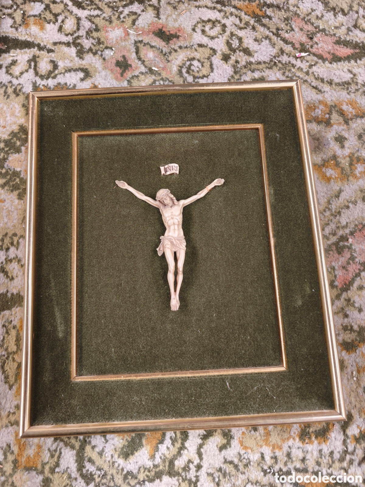 Arte: Antiguo cuadro de Cristo Crucificado en relieve &ndash; Fondo de terciopelo verde y marco dorado