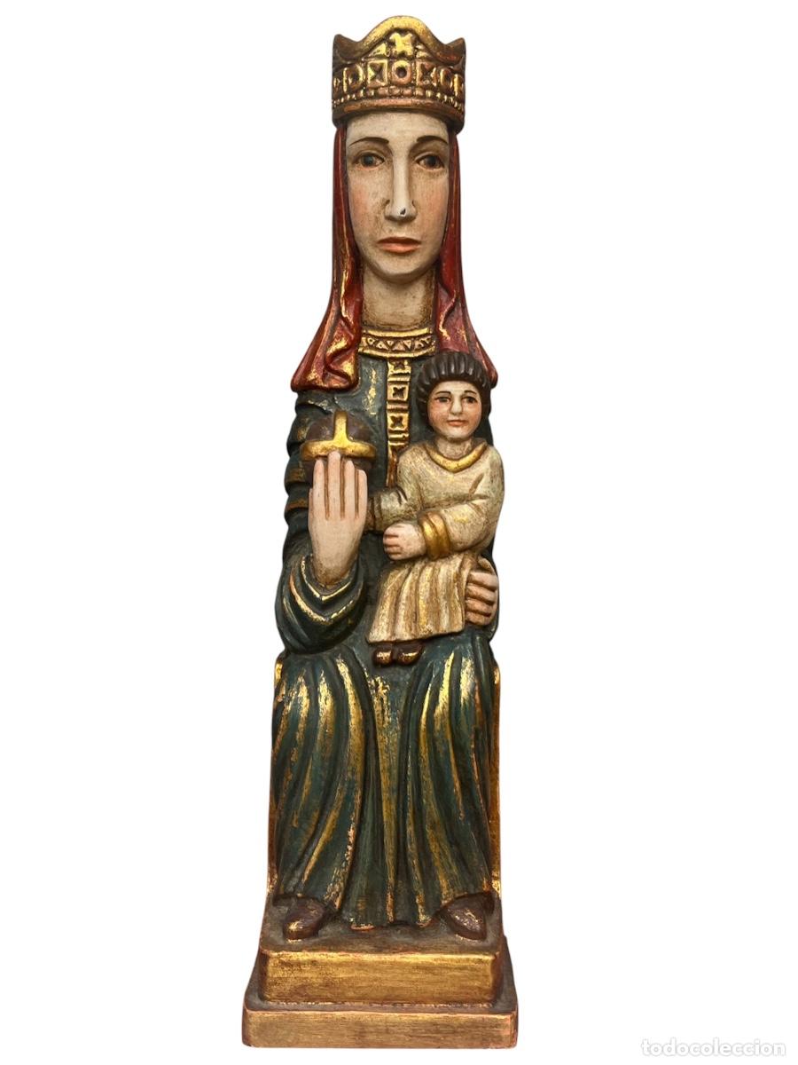 Arte: Talla policromada de la Virgen con Ni&ntilde;o , de inspiraci&oacute;n rom&aacute;nica siglo XX mide 43 cm