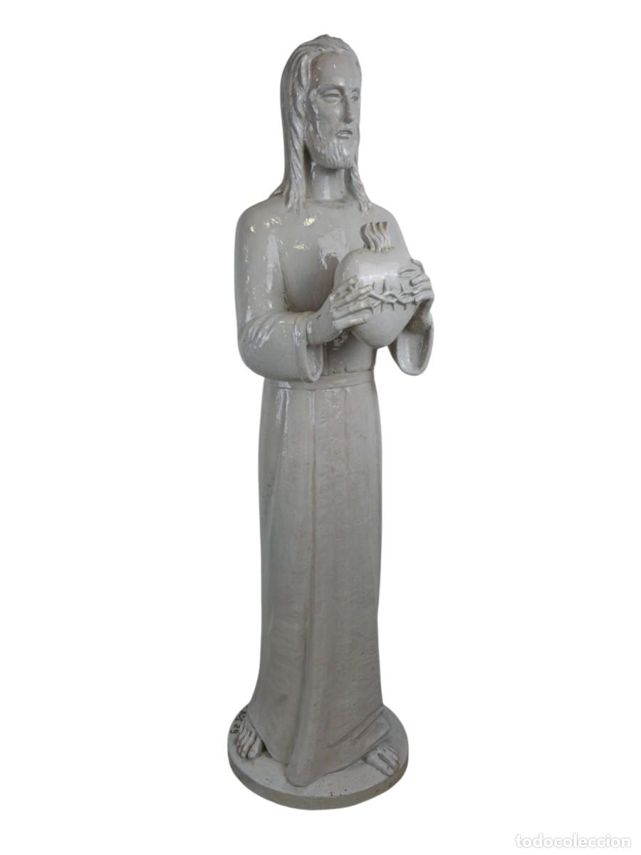 Arte: Figura de cer&aacute;mica blanca de Jes&uacute;s con el Sagrado Coraz&oacute;n, siglo XX