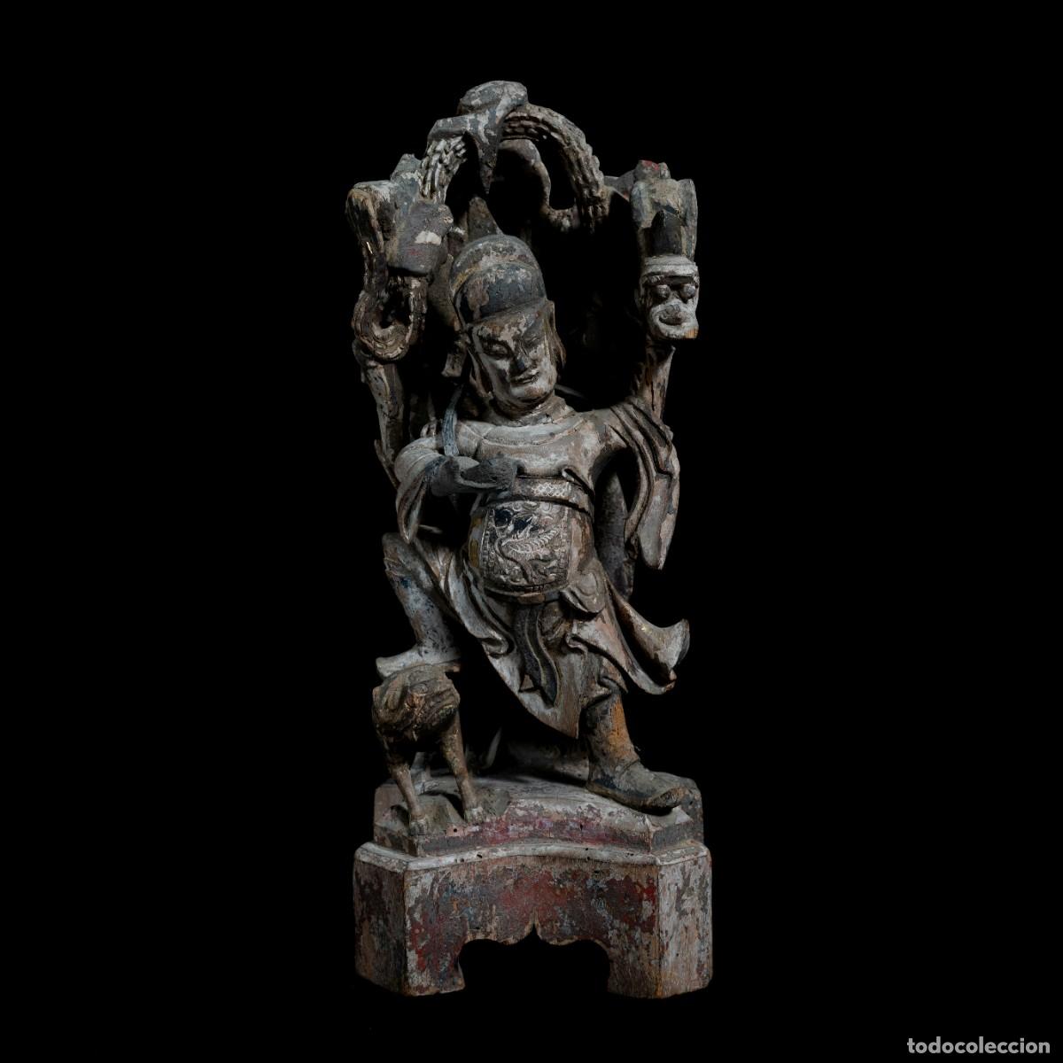 Arte: Figura de Madera Policromada y Dorada de Yaowang con Drag&oacute;n y Tigre, Qing Temprano