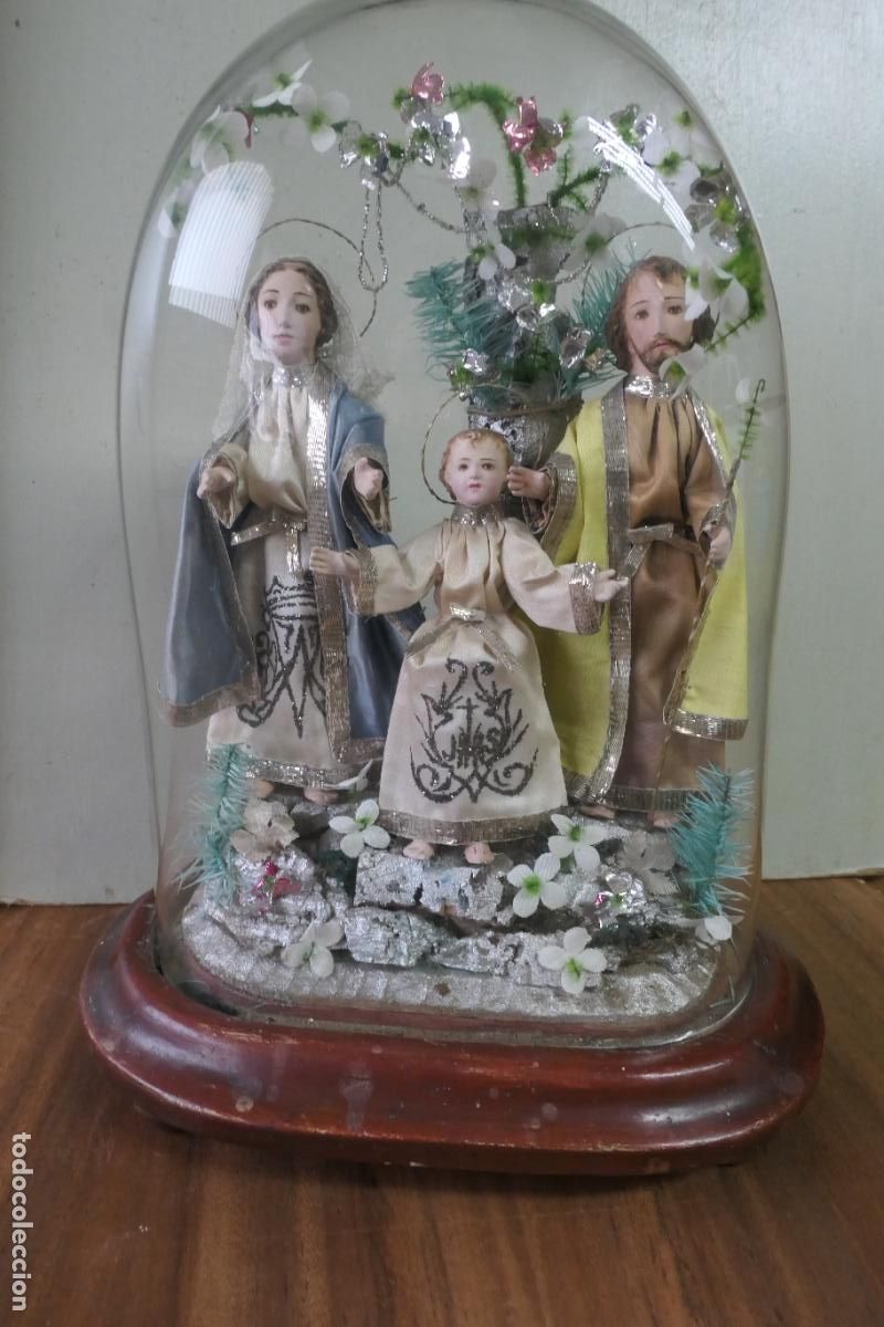 Arte: Urna, globo, campana de cristal. Sagrada fam&iacute;lia. Cap y pota.