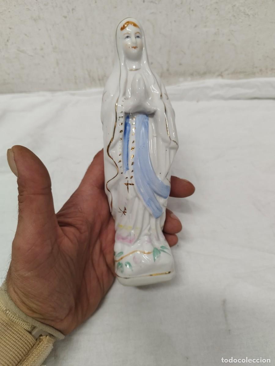 Arte: Figura de la Virgen de Lourdes, Antigua en Porcelana Pintada a Mano con Sello.