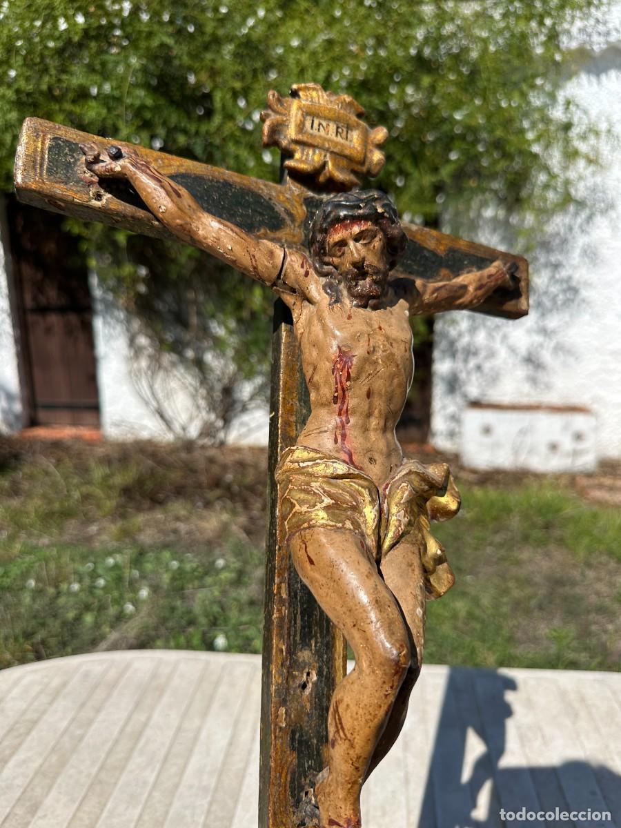 Arte: S. XVIII - CRUCIFIJO EN MADERA TALLADA Y POLICROMADA -