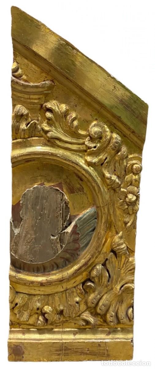 Arte: Antiguo retablo, talla de madera dorado al oro fino. Siglo XVIII. 92 cm de altura.