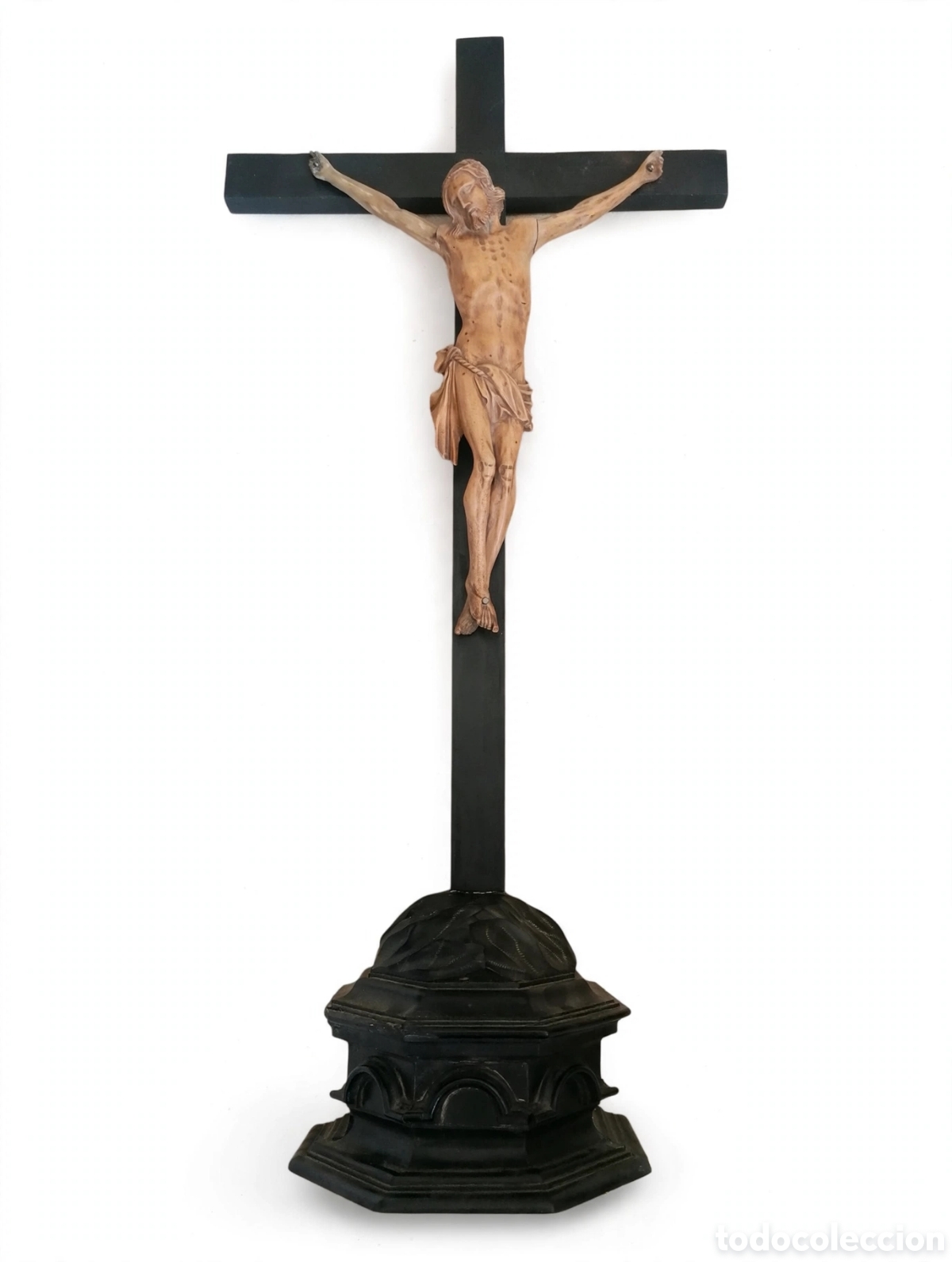 Arte: Crucifijo de madera tallada con peana de &eacute;bano siglo XIX