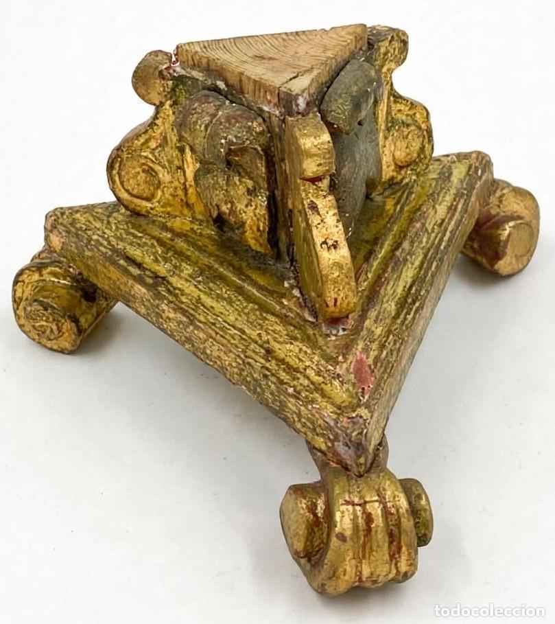 Arte: Antigua peana, base de madera dorada al oro fino. S. XVII. 21x21x13