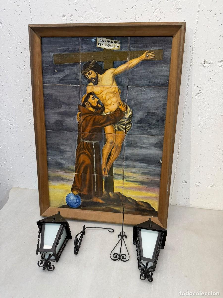 Arte: El abrazo de San Francisco, pintado sobre azulejos (enmarcados) con su pareja de faroles.