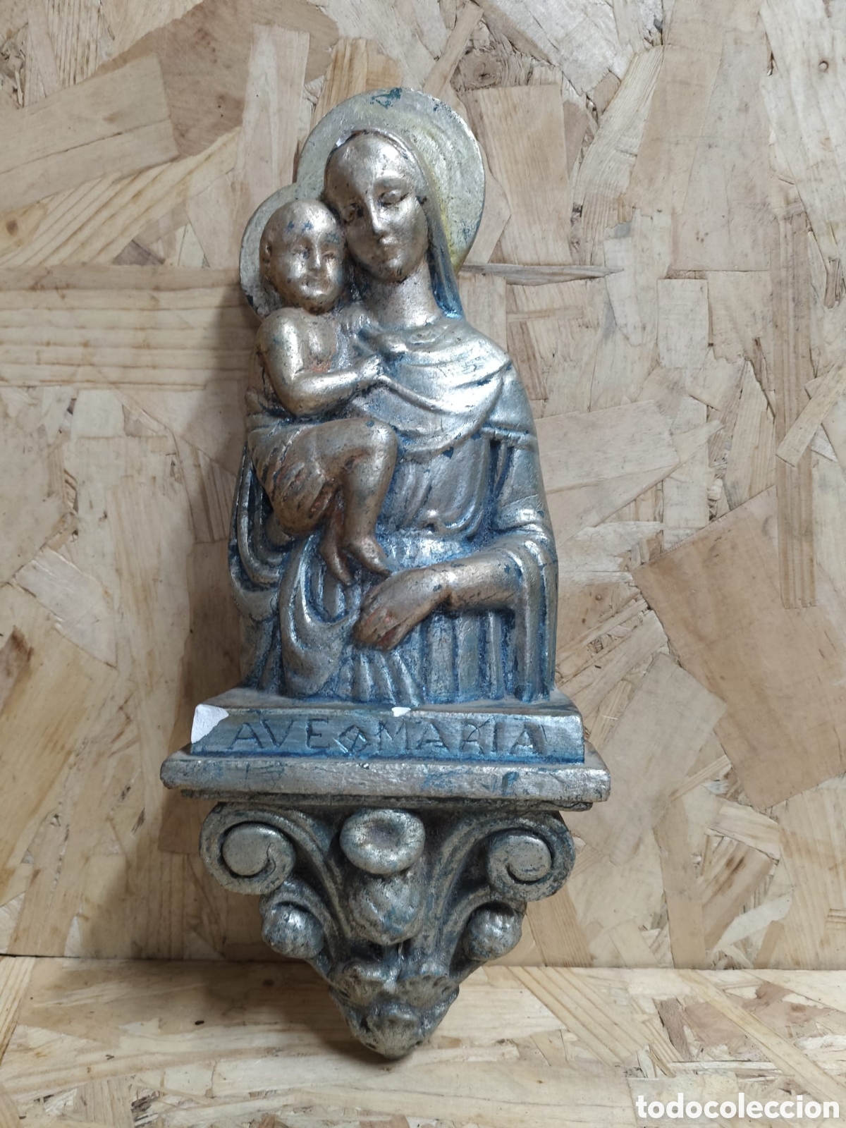 Arte: Ave Mar&iacute;a. Relieve de escayola para altar de casa.