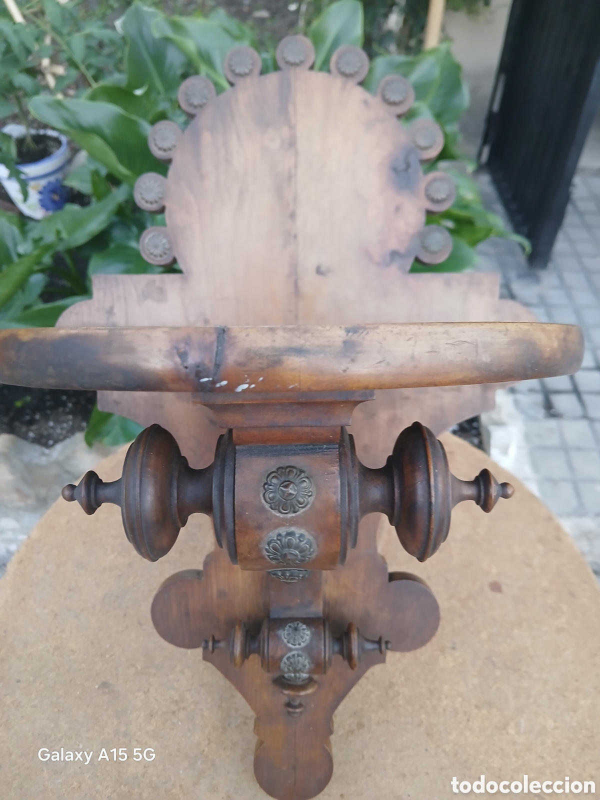 Arte: MENSULA REPISA DE NOGAL CON ADORNOS EN BRONCE S. XIX. 56X43X31.