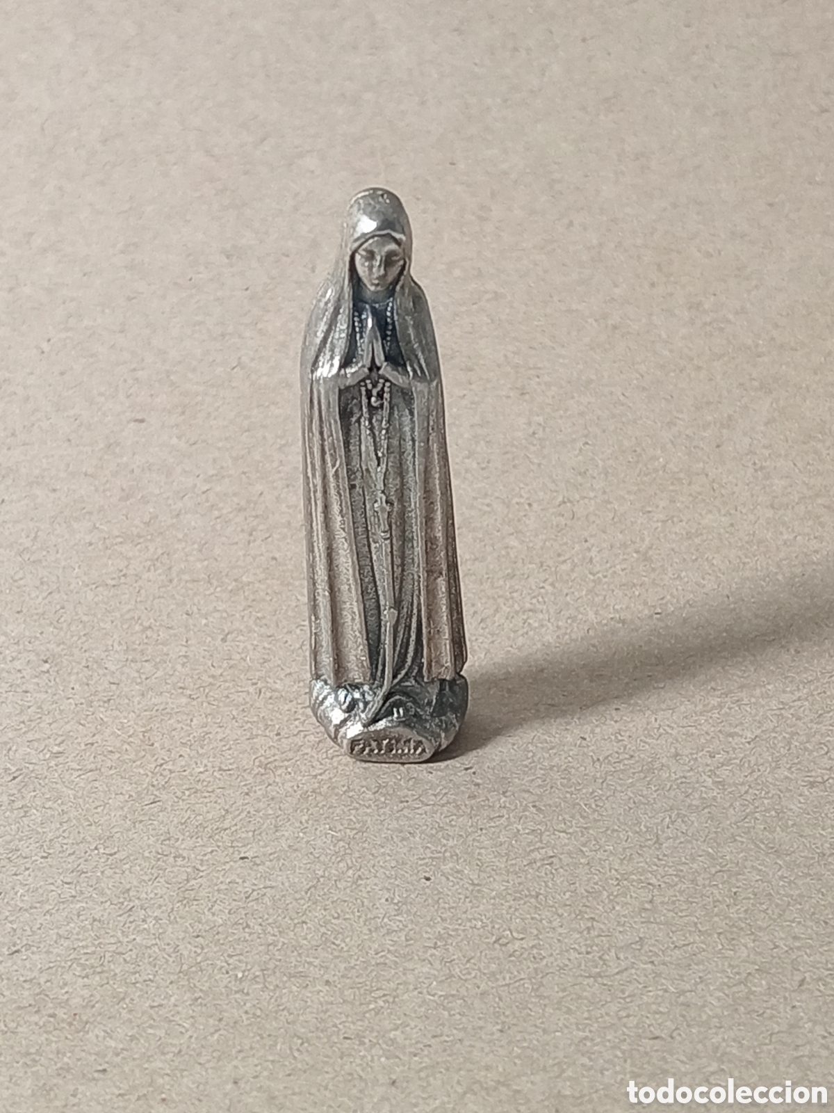 Arte: Figura Miniatura de la Virgen de F&aacute;tima en Metal &ndash; 4 cm