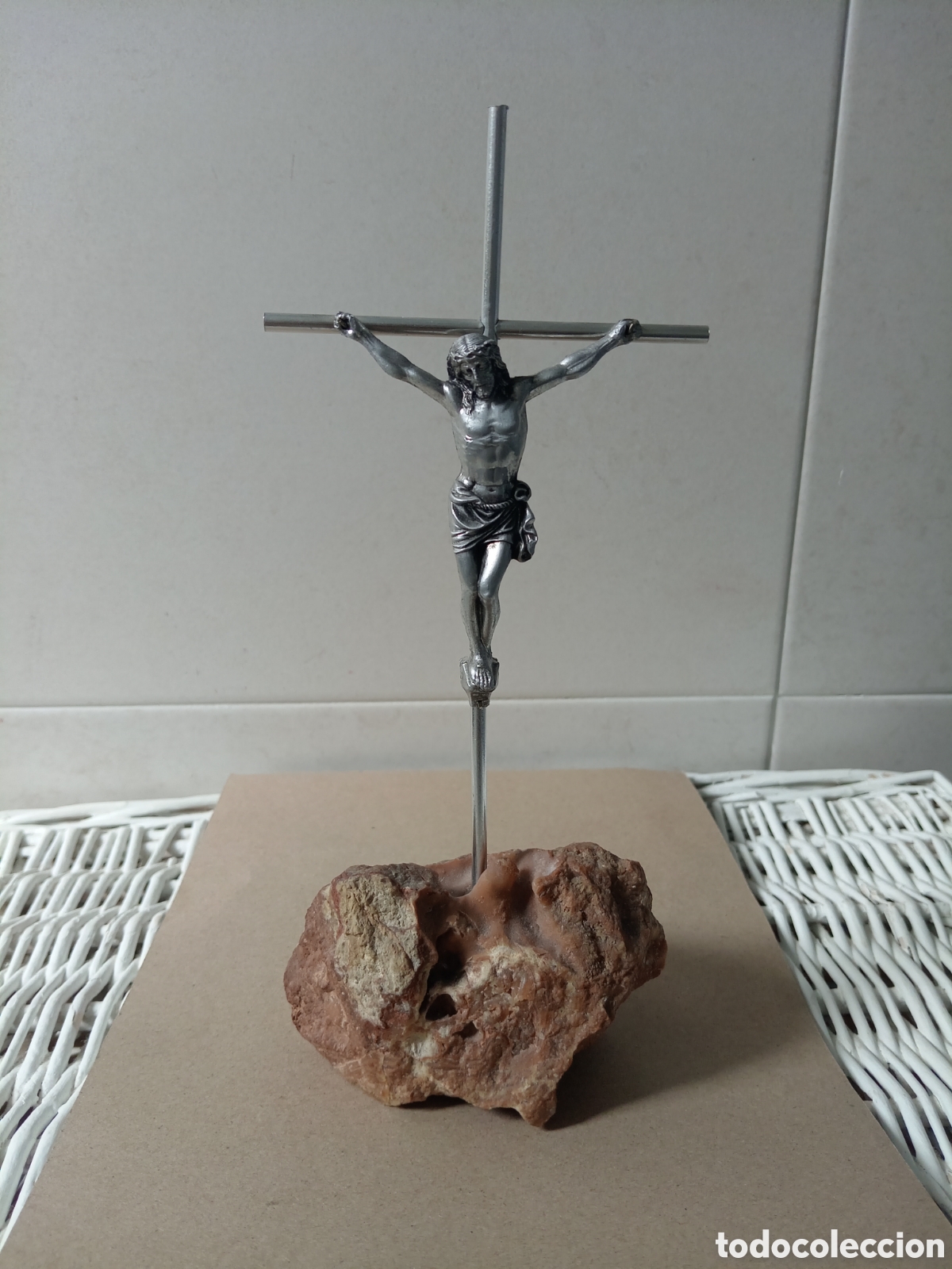 Arte: Crucifijo vintage de metal sobre piedra firmado por Alessandro Zenobi (Italia) - 23 cm