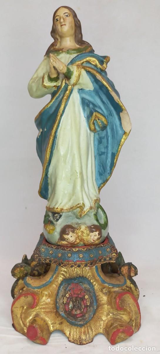 Arte: IMAGEN TARDOBARROCA , INMACULADA CONCEPCION DE BARRO POLICROMADO Y BELLA PEANA DE MADERA - S. XVIII