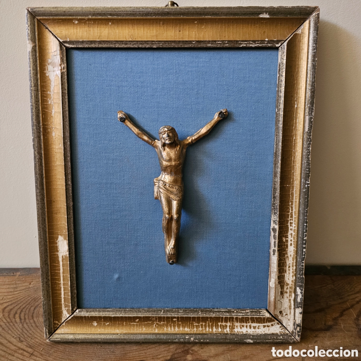 Arte: Crucifijo emarcado, antiguo, metal sobredorado