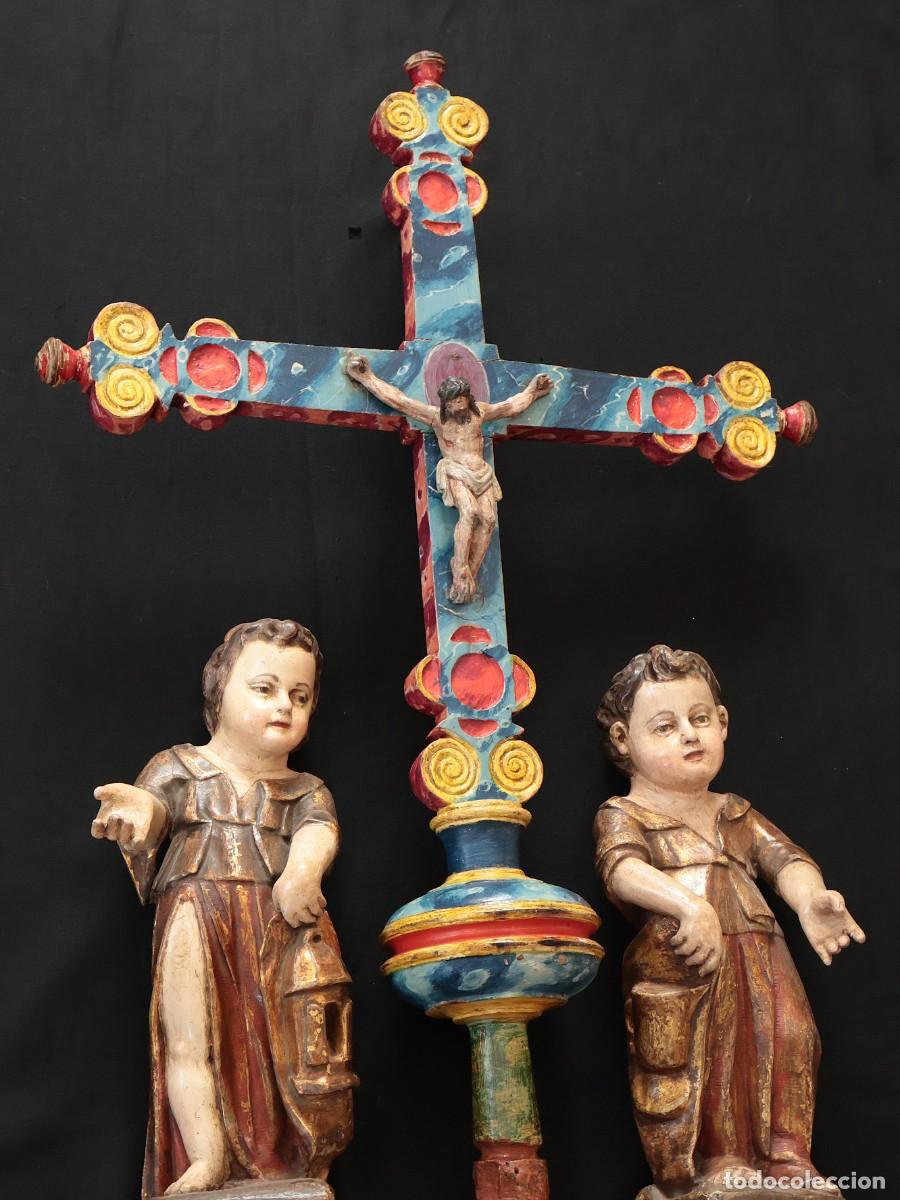 Arte: Cruz procesional de madera tallada y policromada en su totalidad. Siglo XVIII. 80 x 55 cm.