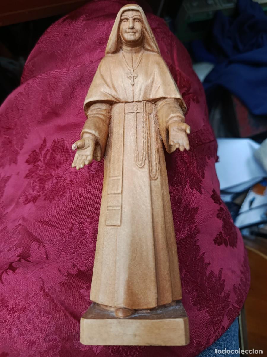 Arte: Escultura en madera de monja. - Foto 1