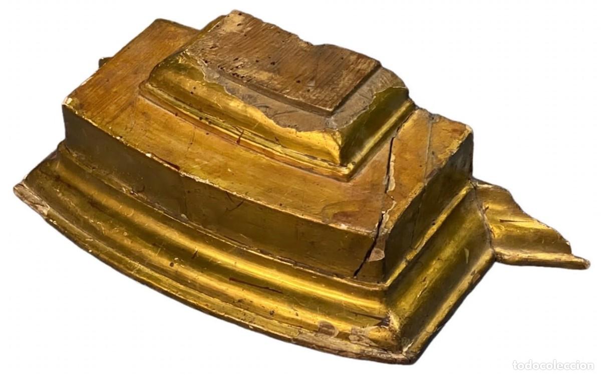 Arte: Antigua peana, repisa, retablo, m&eacute;nsula barroca de madera dorada al oro fino. XVII. 37x15x10
