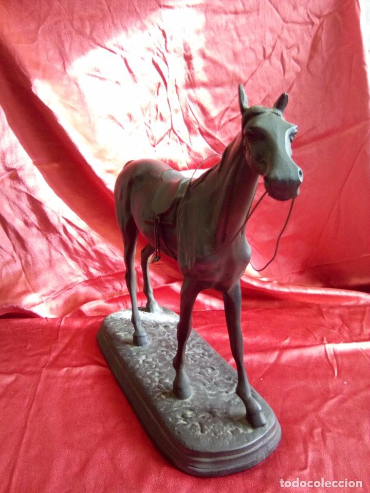 Arte: Figura de caballo en metal. - Foto 3