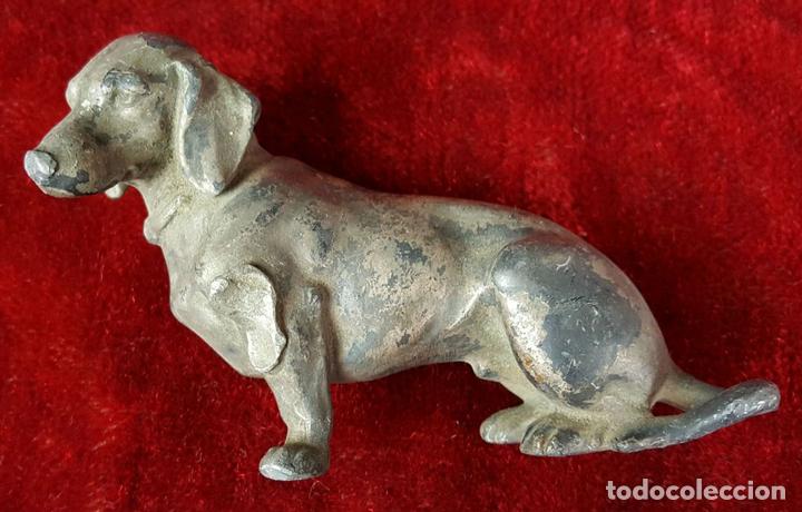 Arte: ESCULTURA EN CALAMINA EN FORMA DE PERRO. ESPA&Ntilde;A- CIRCA 1940. - Foto 1