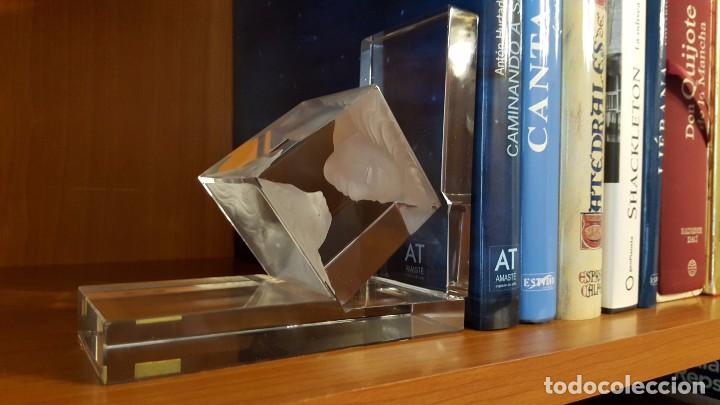 Arte: Delicado sujeta libros de vidrio - Foto 2