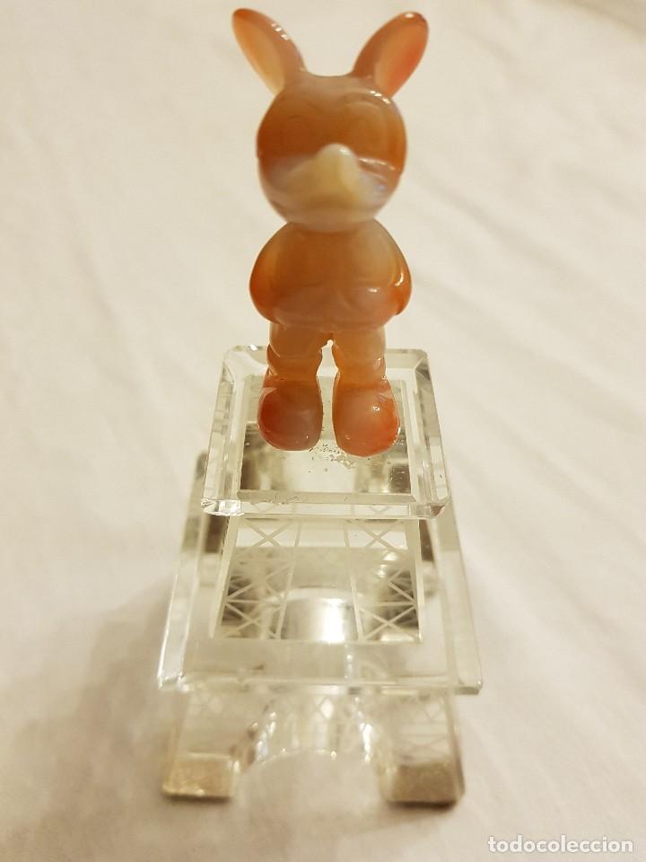 Arte: Mickey Mouse de jade con torre Eiffel de cristal macizo. - Foto 2