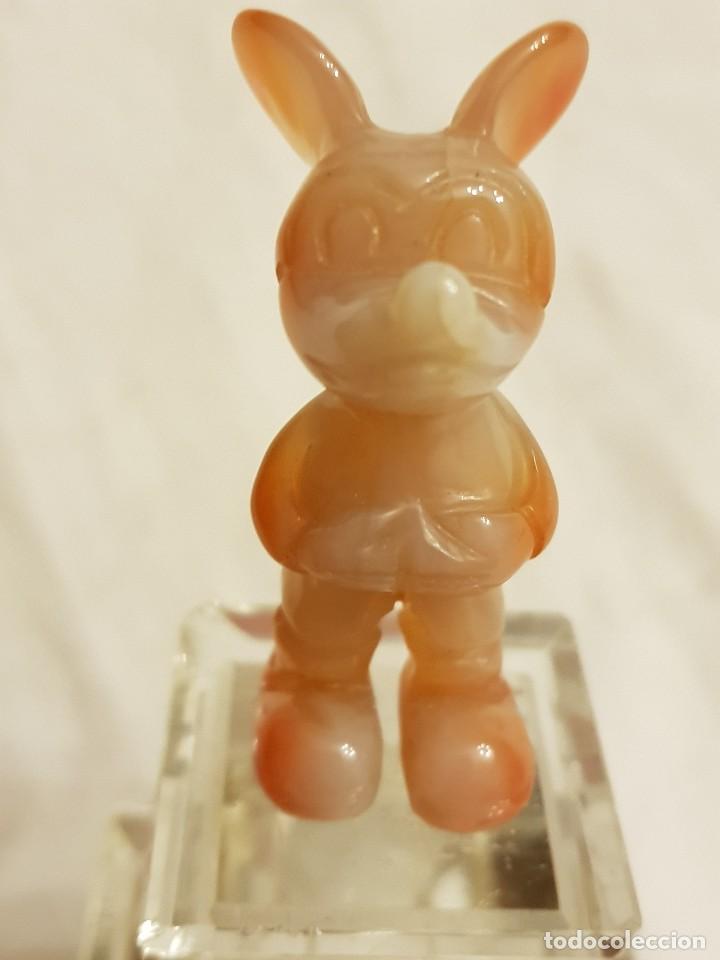 Arte: Mickey Mouse de jade con torre Eiffel de cristal macizo. - Foto 3