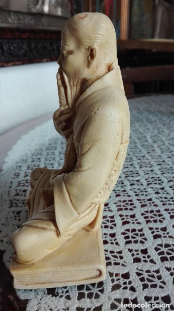 Arte: Monje sentado en un libro de marfilina tocando la flauta - Foto 4